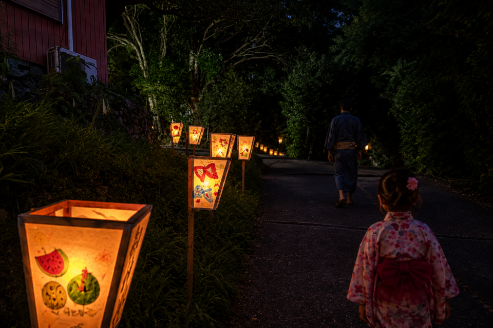 子どもたちが描いた灯籠が並ぶ宮原神社の参道